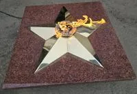 Плита из красного гранита (518205) монтаж комплект горелка ГВД 379 10 89 00 ПС вечный огонь звезда латунь ø 1100 мм. пустотелая  в Вельске